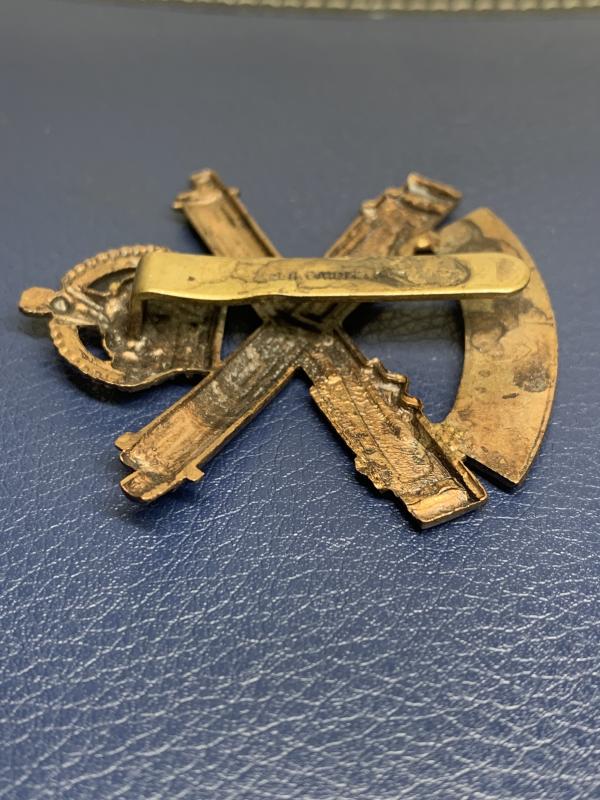 Canadian Machine Gun Corps cap badge By